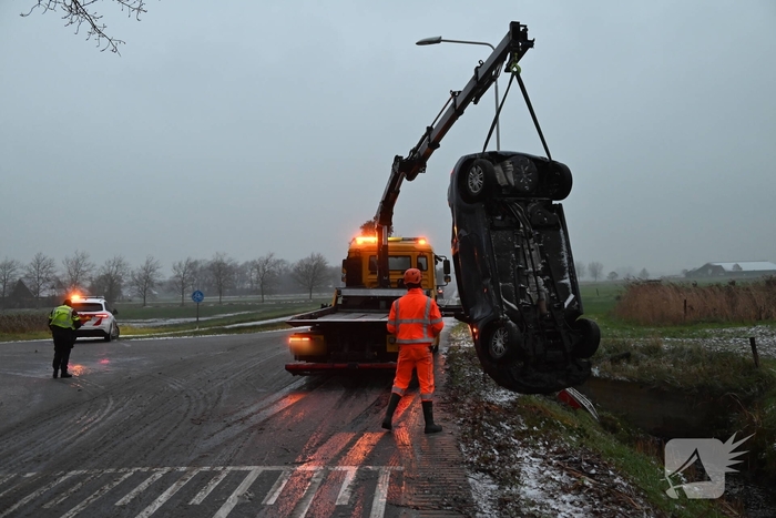 Auto op de kop in sloot