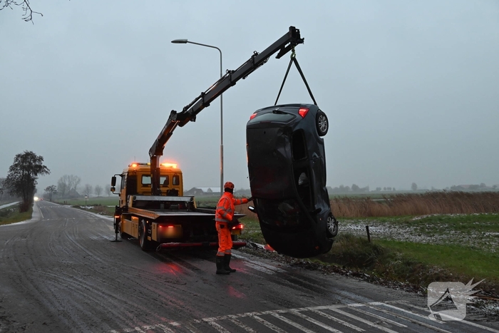 Auto op de kop in sloot