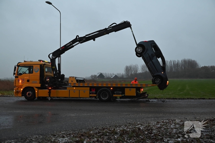 Auto op de kop in sloot