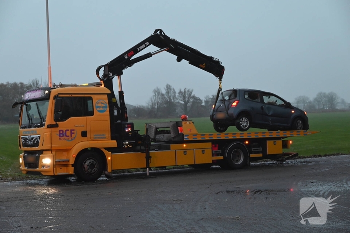 Auto op de kop in sloot