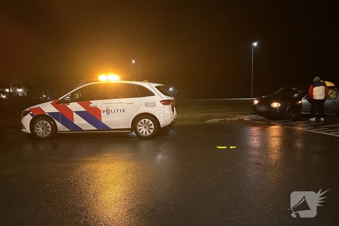 Auto glijdt van de weg, geen gewonden