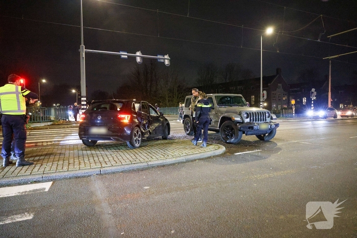 Ongeval tussen jeep en personenauto leidt tot verkeershinder