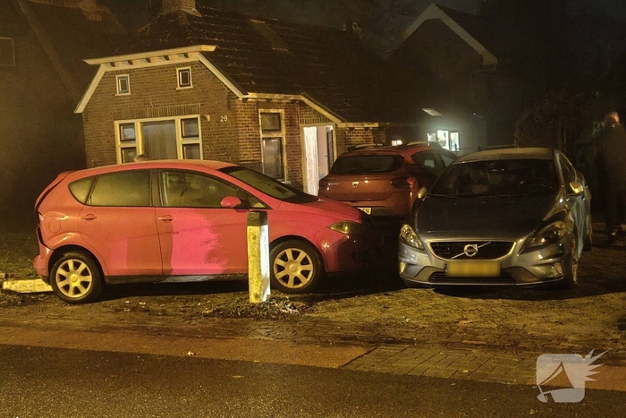 Auto belandt in tuin na botsing