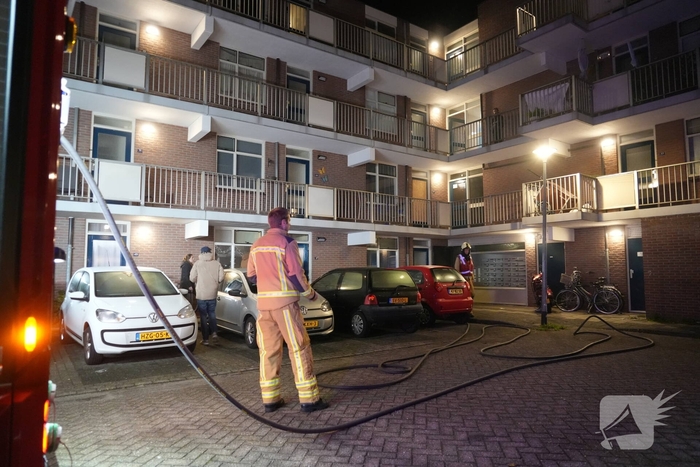 Scooter in brand in flatgebouw