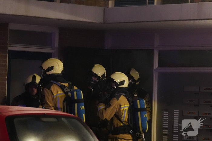 Scooter in brand in flatgebouw