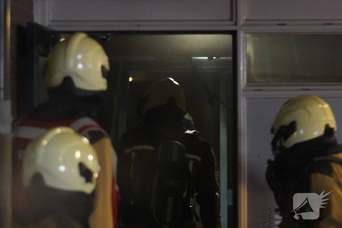 Scooter in brand in flatgebouw