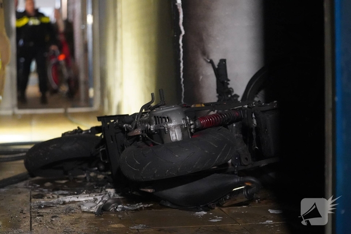 Scooter in brand in flatgebouw