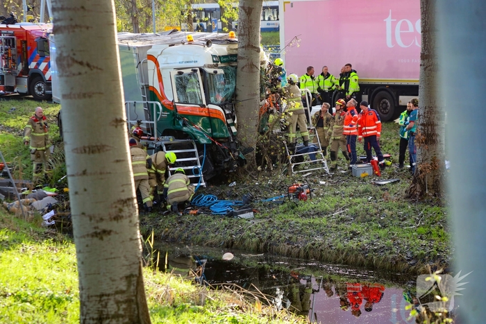 Zwaargewonde chauffeur overlijdt na crash