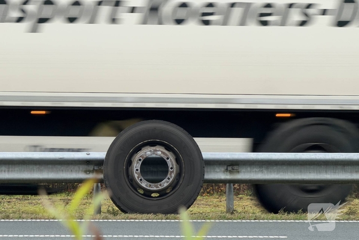 Vrachtwagen verliest wiel tijdens ongeval