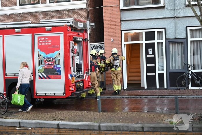 Rook zichtbaar boven pand