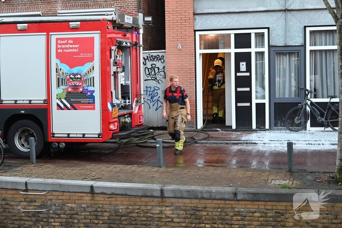 Rook zichtbaar boven pand