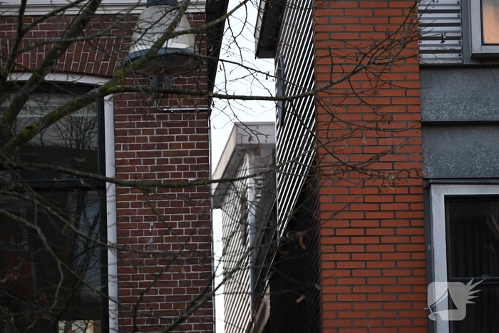 Rook zichtbaar boven pand