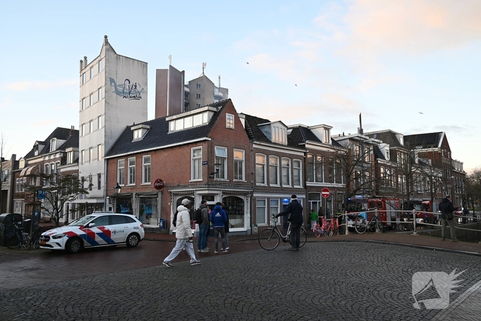 Rook zichtbaar boven pand