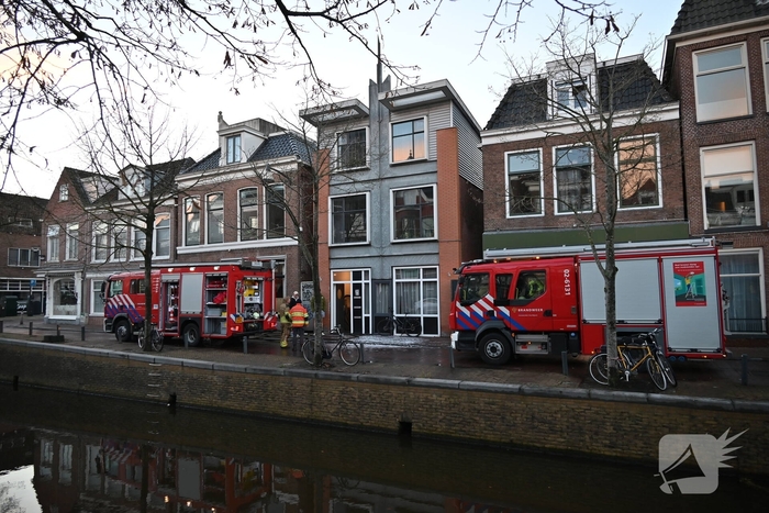 Rook zichtbaar boven pand