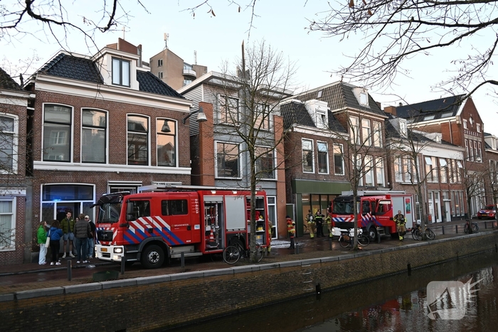 Rook zichtbaar boven pand