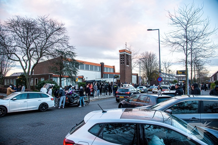 Gewonde na melding schietpartij bij uitvaart, verdachten op de vlucht