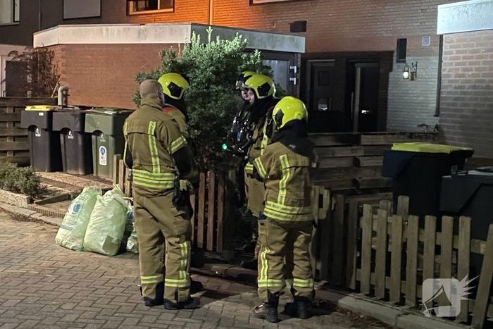 Brandweer verricht metingen in woning