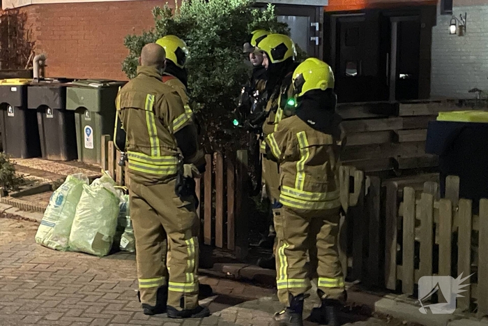 Brandweer verricht metingen in woning