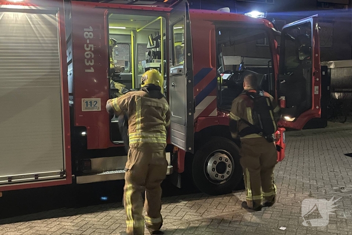 Brandweer verricht metingen in woning