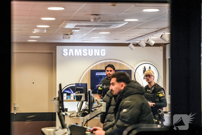 Overval met dreiging wapen in winkel