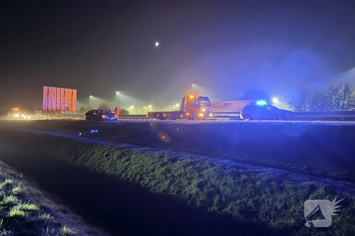 Auto botst onder verkeersbord