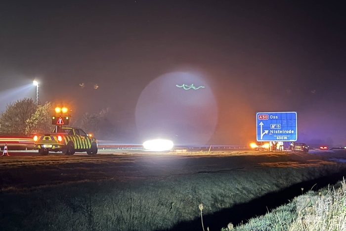 Auto botst onder verkeersbord