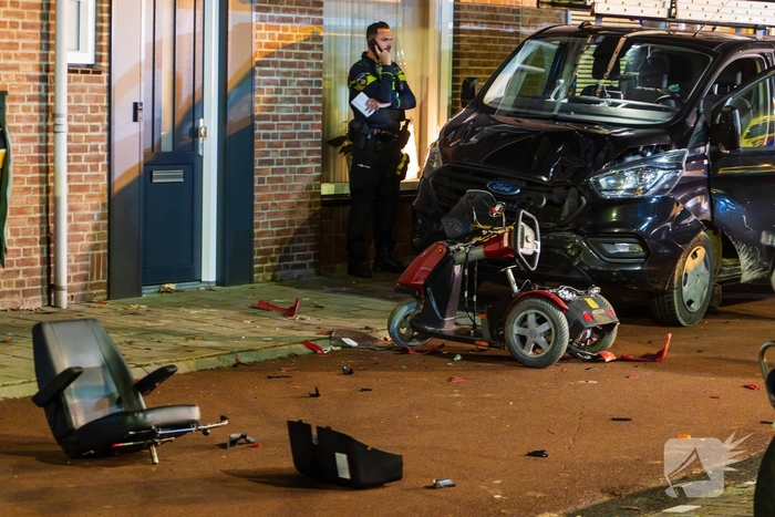 Vrouw op scootmobiel zwaargewond na aanrijding