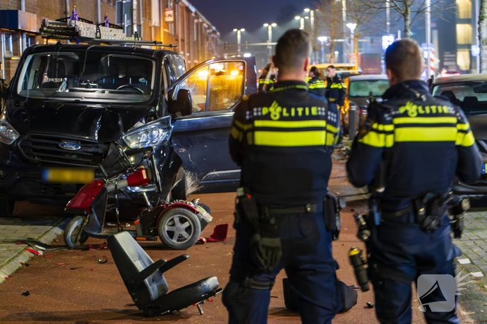 Vrouw op scootmobiel zwaargewond na aanrijding
