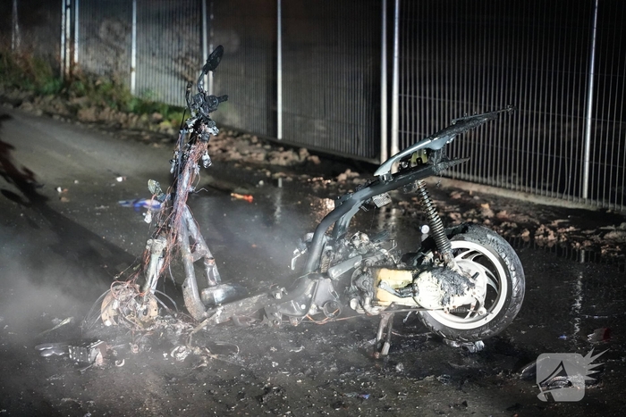 Scooter verwoest door brand