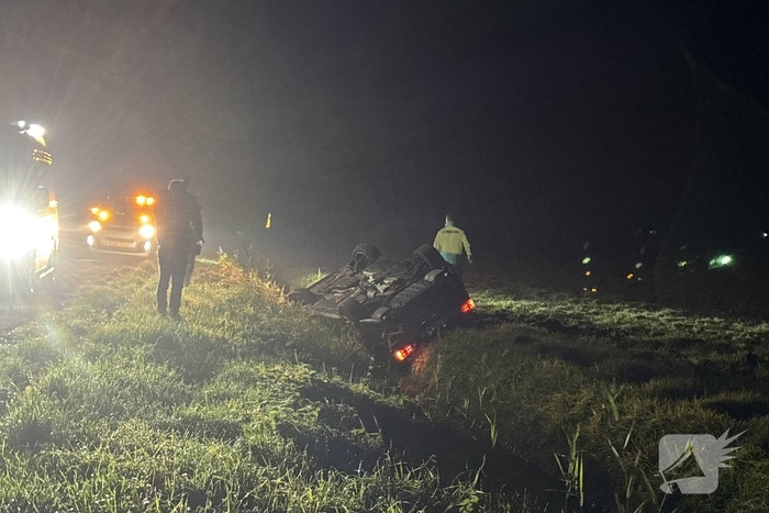 Auto belandt op de kop in greppel