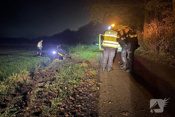 Auto belandt op de kop in greppel