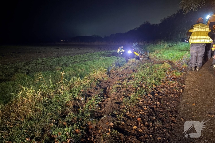 Auto belandt op de kop in greppel