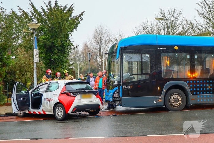 Aanrijding met stadsbus leidt tot gewonde