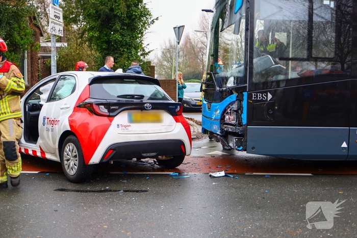 Aanrijding met stadsbus leidt tot gewonde