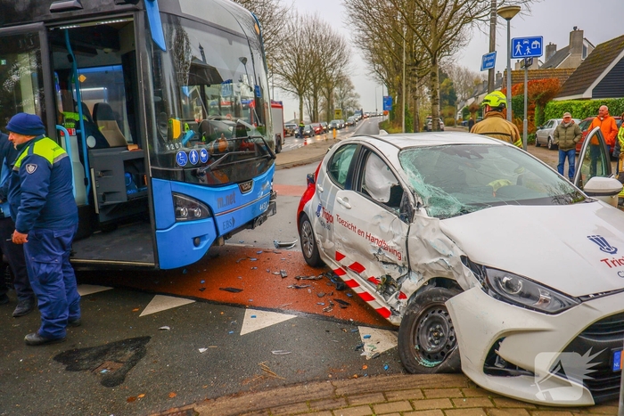 Aanrijding met stadsbus leidt tot gewonde