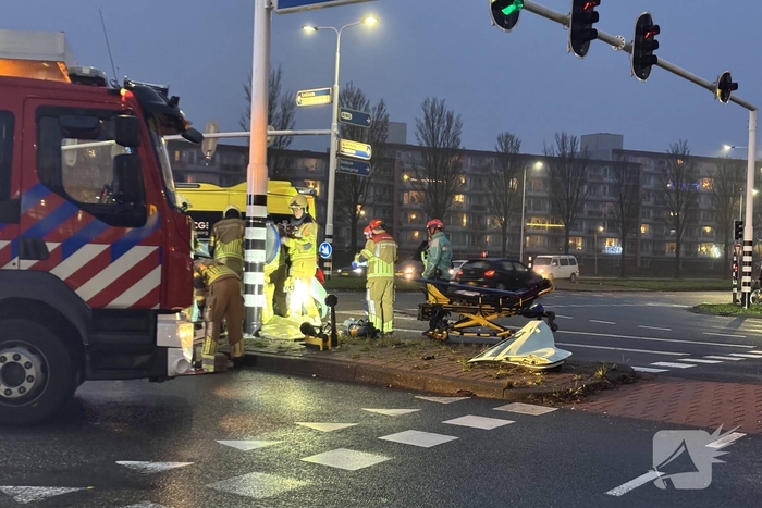 Brandweer bevrijdt bestuurder uit auto