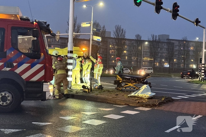 Brandweer bevrijdt bestuurder uit auto