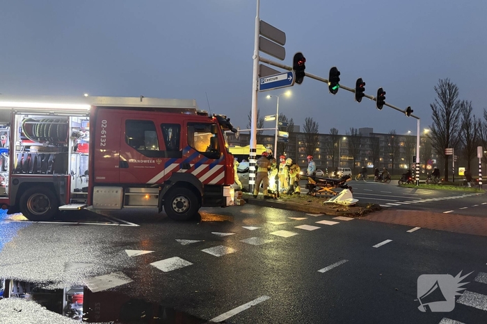 Brandweer bevrijdt bestuurder uit auto