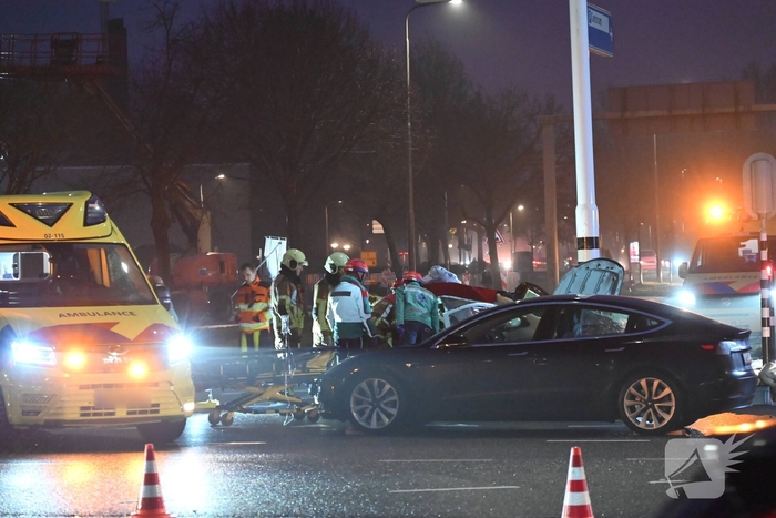 Brandweer bevrijdt bestuurder uit auto