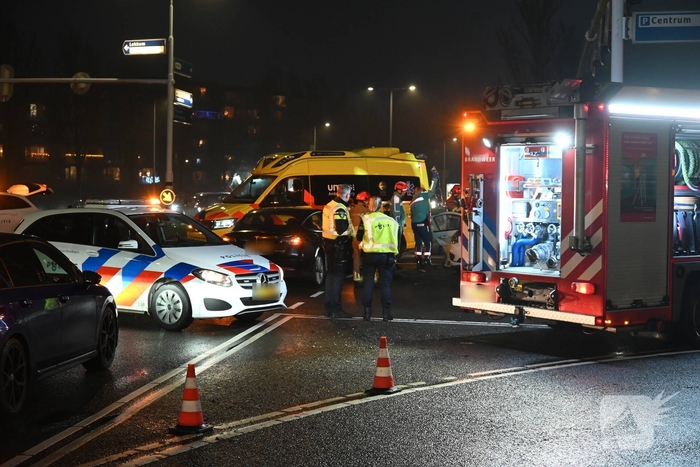 Brandweer bevrijdt bestuurder uit auto
