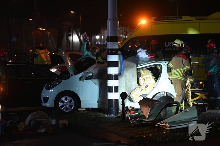 Brandweer bevrijdt bestuurder uit auto