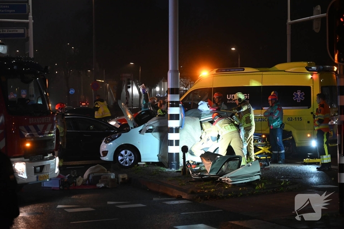 Brandweer bevrijdt bestuurder uit auto