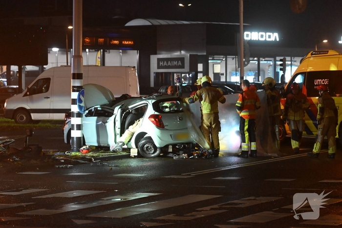 Brandweer bevrijdt bestuurder uit auto