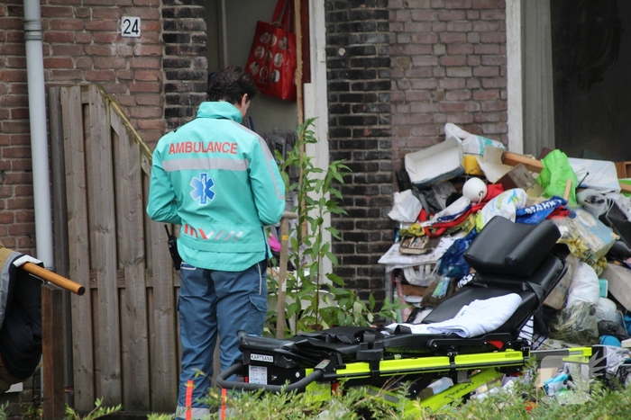 Hulpdiensten in actie bij woning vol afval