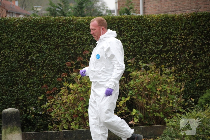 Hulpdiensten in actie bij woning vol afval