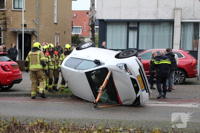 Auto kantelt na aanrijding met boom