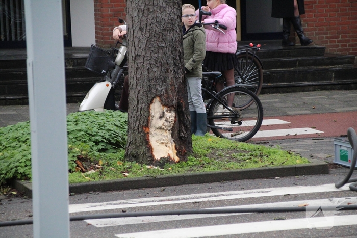 Auto kantelt na aanrijding met boom