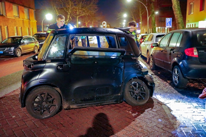 Brommobiel en taxi botsen, inzittende naar ziekenhuis