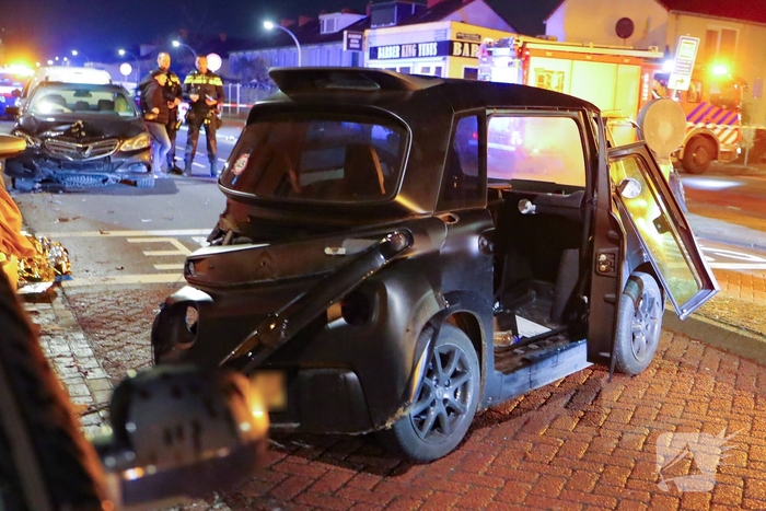 Brommobiel en taxi botsen, inzittende naar ziekenhuis