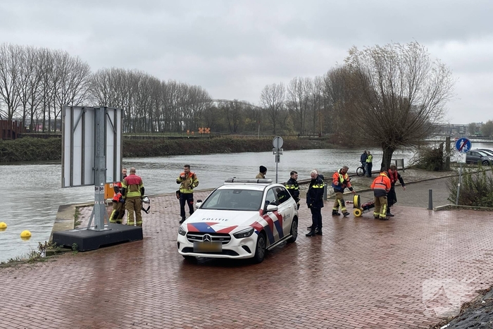 Zoekactie in het water na aantreffen kleding